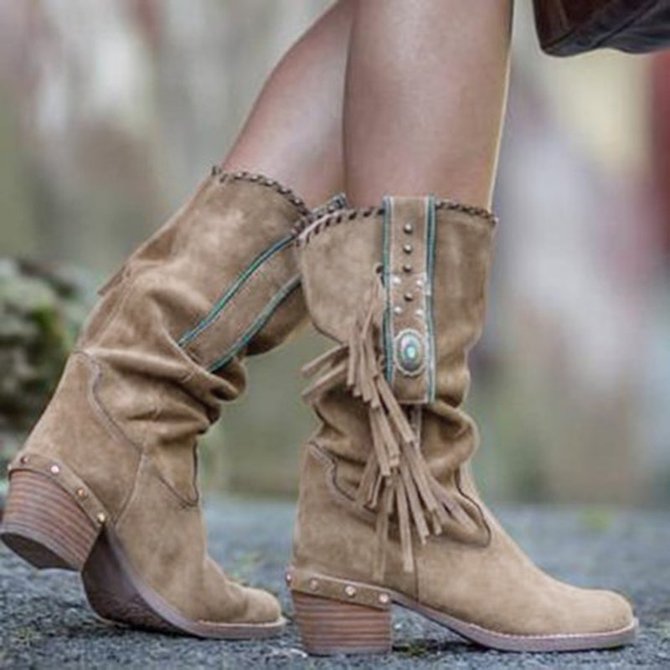 Fringed suede in the middle of the boots