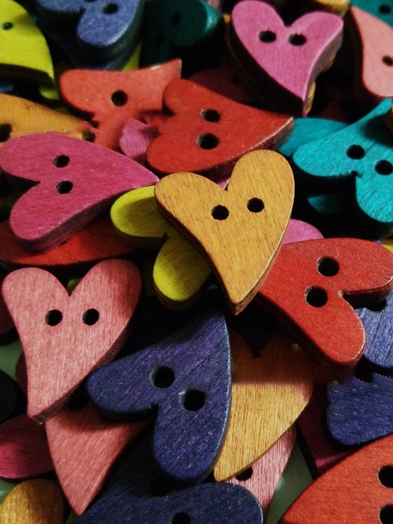 50Pcs DIY Wooden Colorful Heart Pattern Wooden Buttons Personalized Buttons DIY Clothes Accessories